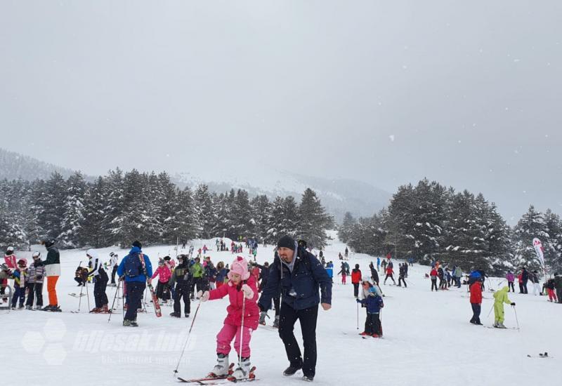 Krkljanac na Kupresu: Posjetitelji iz BiH i Dalmacije uživaju u snježnim radostima